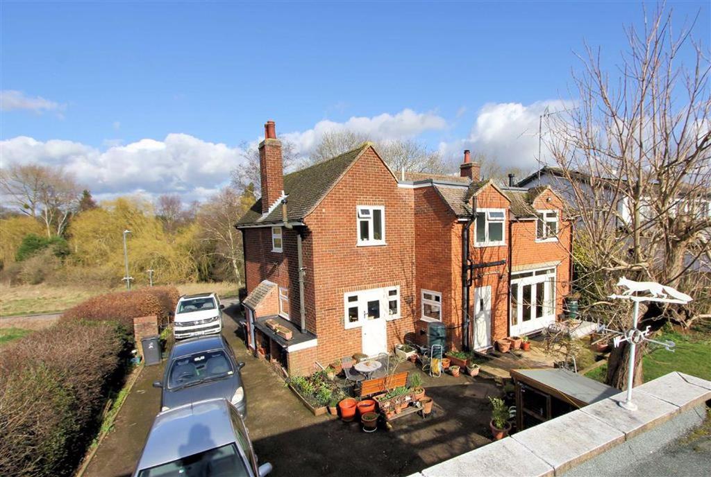 High Street, Watton at Stone, SG14 3ST 4 bed detached house £825,000