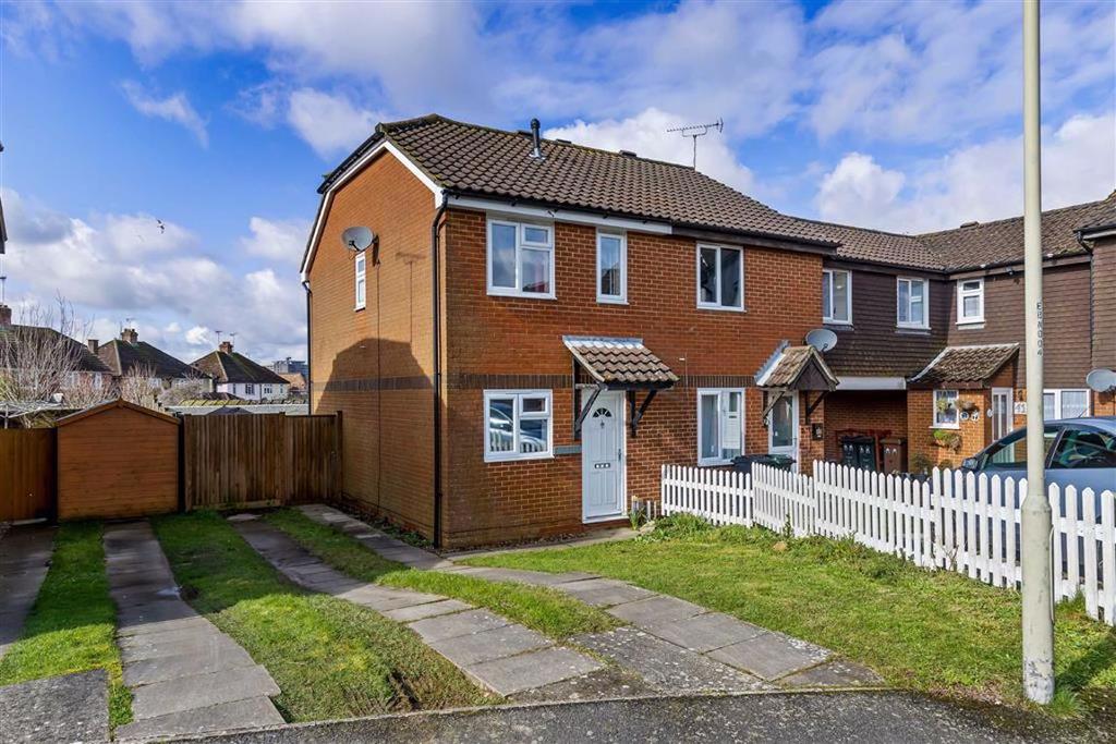 Essella Park, Ashford, Kent 2 bed end of terrace house £220,000