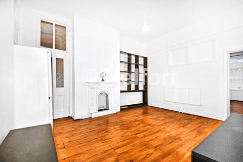 3 bedroom flat to rent, Woodside Park Road, London, N12