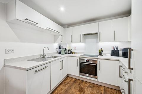 2 bedroom flat to rent, Knightley Walk, London