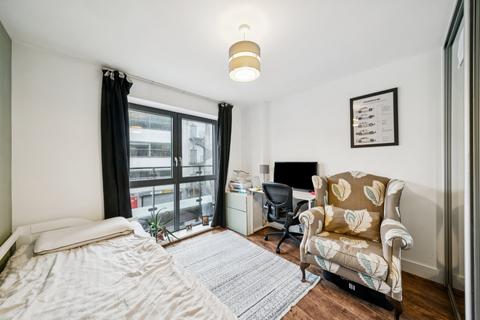 2 bedroom flat to rent, Knightley Walk, London