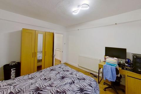 3 bedroom semi-detached house to rent, Guildford Park Road, Guildford, Surrey, GU27ND