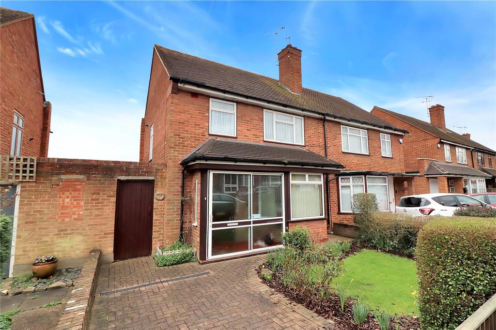 Coates Way, Garston, Hertfordshire, WD25 3 bed semidetached house £400,000