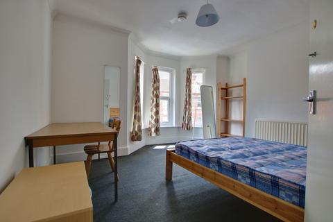 8 Thackeray Road, Southampton, SO17 2GT
