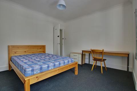 8 Thackeray Road, Southampton, SO17 2GT