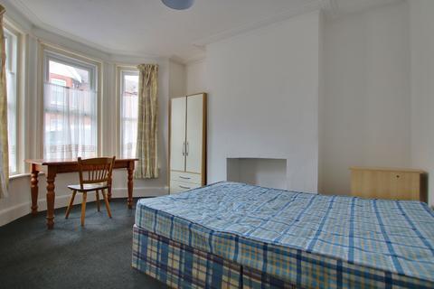 8 Thackeray Road, Southampton, SO17 2GT