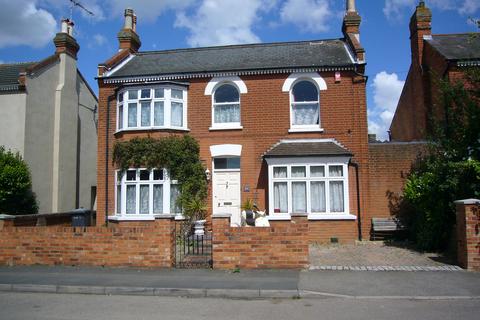 6 bedroom detached house to rent - Runnemede Road, Egham, Surrey, TW20