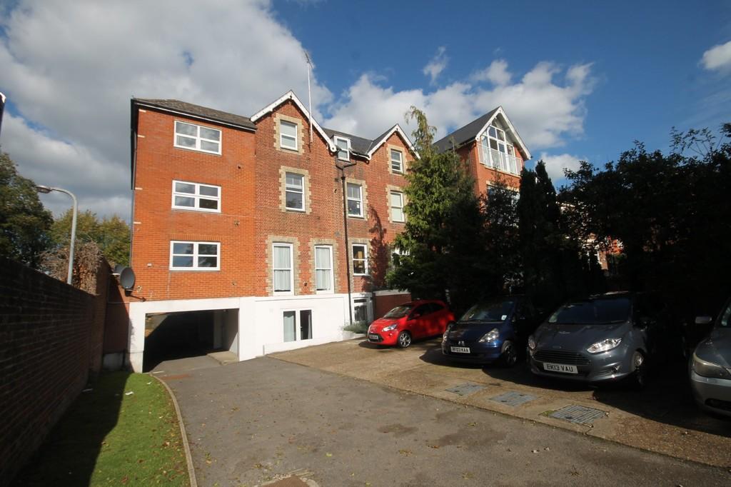 Station Road, Leatherhead 1 bed flat £925 pcm (£213 pw)