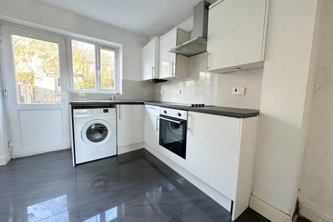 2 bedroom end of terrace house to rent, Wiseman Close, Luton, LU2 7GE