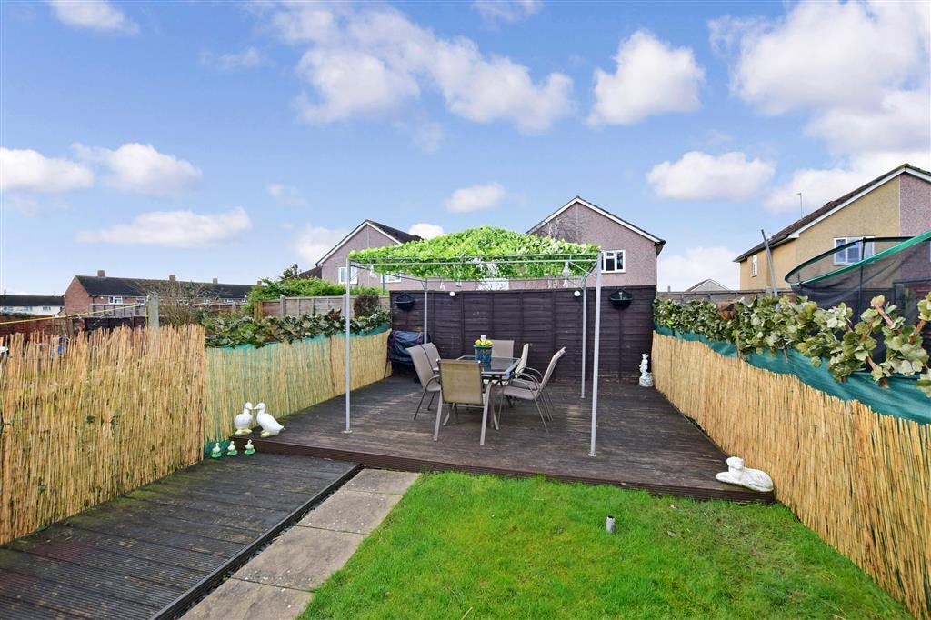Kingsclere Avenue, Havant, Hampshire 2 bed flat £150,000