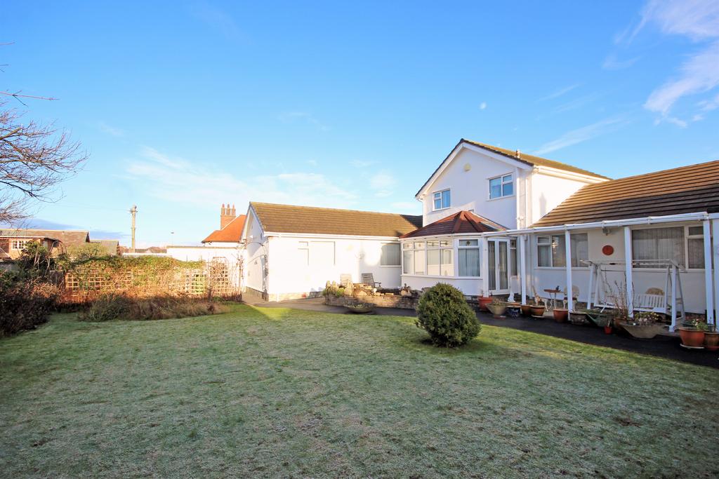 Cayley Promenade, Rhos on Sea, Colwyn Bay LL28 3 bed detached bungalow