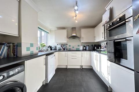 3 bedroom semi-detached house to rent, Kempshott, Basingstoke