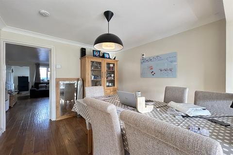 3 bedroom semi-detached house to rent, Kempshott, Basingstoke