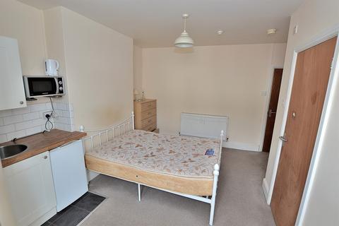 1 bedroom in a house share to rent, Rooms at Court Road, Wolverhampton