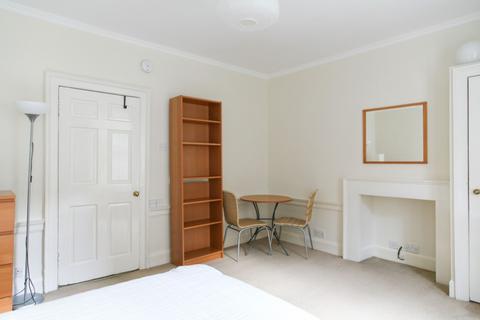 Studio to rent, Thistle Street, New Town, Edinburgh, EH2
