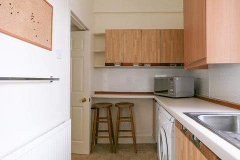 Studio to rent, Thistle Street, New Town, Edinburgh, EH2