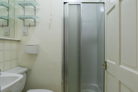 Studio to rent, Thistle Street, New Town, Edinburgh, EH2