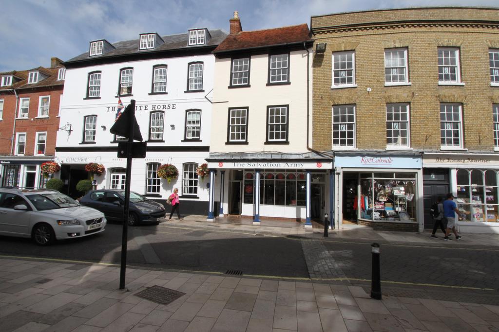 Romsey SO51 2 bed apartment to rent £825 pcm (£190 pw)