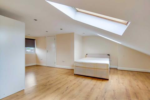 2 bedroom flat to rent, Uxbridge Road, Shepherds Bush, London W12 7JD