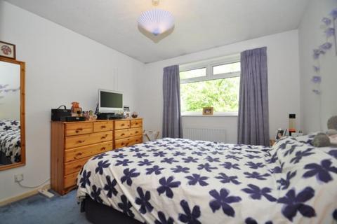 2 bedroom house to rent, Hogarth Crescent, London SW19