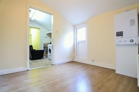 3 bedroom flat to rent, Homerton High Street, Homerton E9