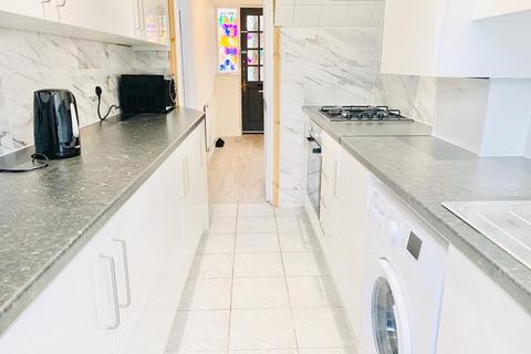 3 bedroom semi-detached house to rent - Chigwell Road IG8