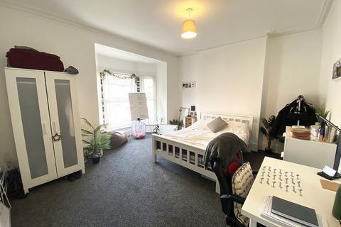 6 bedroom terraced house to rent, Albert Grove, Southsea
