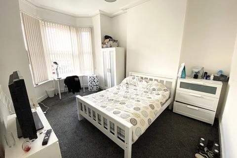 6 bedroom terraced house to rent, Albert Grove, Southsea