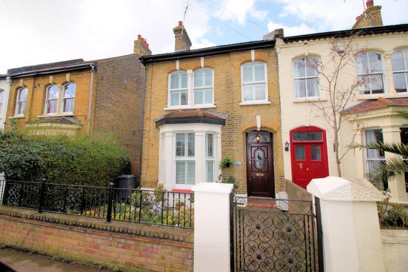 Hadleigh Road, SS0 3 bed semidetached house £450,000