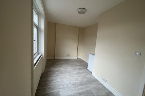 1 bedroom in a flat share to rent, Chamberlayne Road, KENSAL GREEN, LONDON NW10 3JE