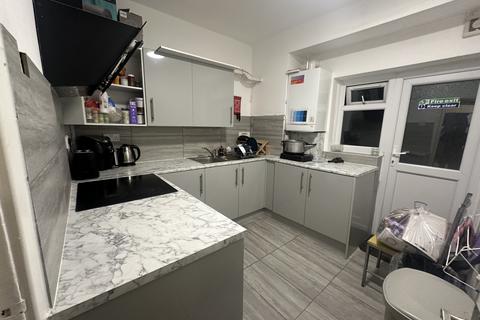1 bedroom in a flat share to rent, Chamberlayne Road, KENSAL GREEN, LONDON NW10 3JE