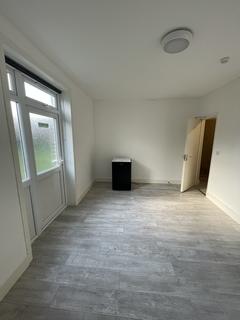1 bedroom in a flat share to rent, Chamberlayne Road, KENSAL GREEN, LONDON NW10 3JE