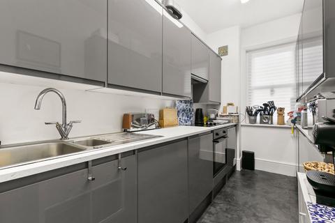 3 bedroom flat to rent, Fulham Road, London