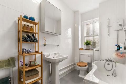 3 bedroom flat to rent, Fulham Road, London