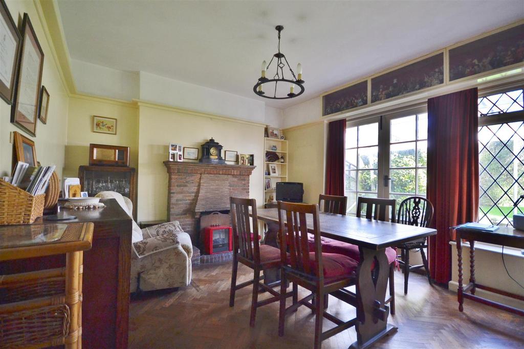 Chiltern Avenue, Bushey 3 bed semidetached house £625,000