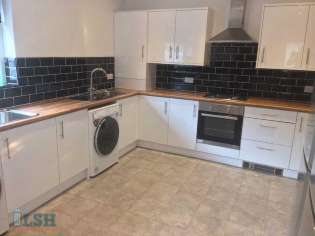 Halkyn Avenue, Liverpool 10 bed terraced house £3,900 pcm (£900 pw)