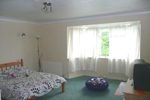 3 bedroom flat to rent, Pendlebury Court, Cranes Park, Surbiton KT5