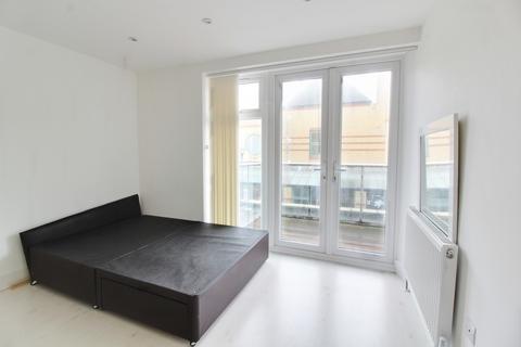 3 bedroom apartment to rent, Richmond Avenue, Southend-On-Sea SS1