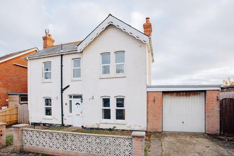 4 bedroom detached house to rent, Somerset Road, Christchurch BH23