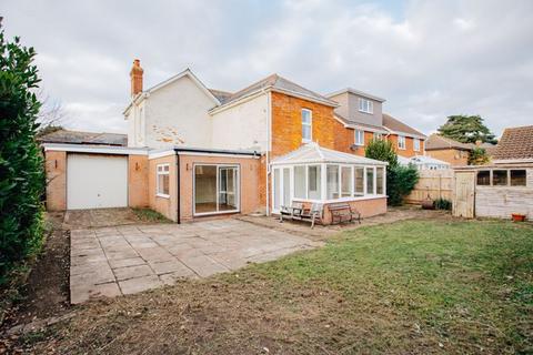 4 bedroom detached house to rent, Somerset Road, Christchurch BH23