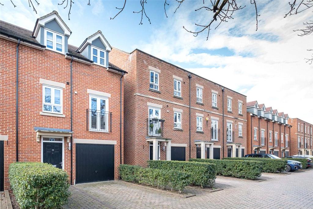 Newbury, Berkshire, RG14 4 bed semidetached house to rent £1,900 pcm