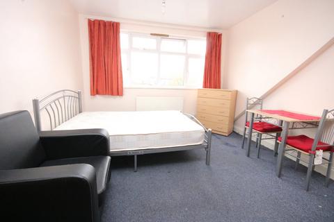 Studio to rent, Lyndhurst Road, Wood Green