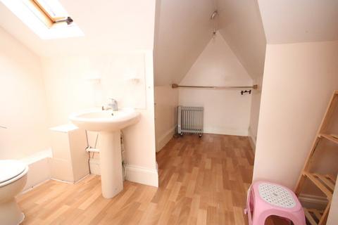 Studio to rent, Lyndhurst Road, Wood Green