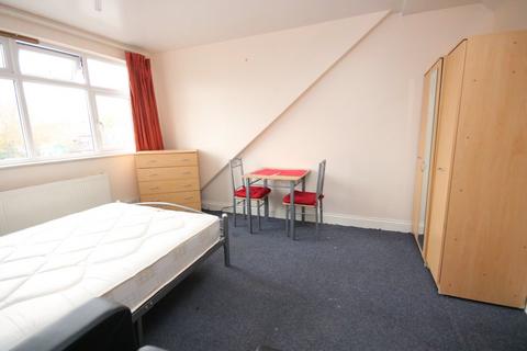 Studio to rent, Lyndhurst Road, Wood Green