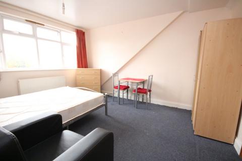 Studio to rent, Lyndhurst Road, Wood Green