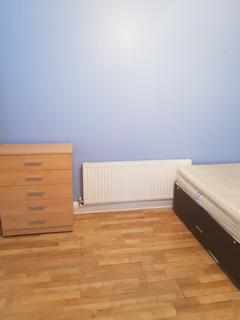 1 bedroom in a flat share to rent, LATIMER ROAD, NORTH KENSINGTON, LONDON W10