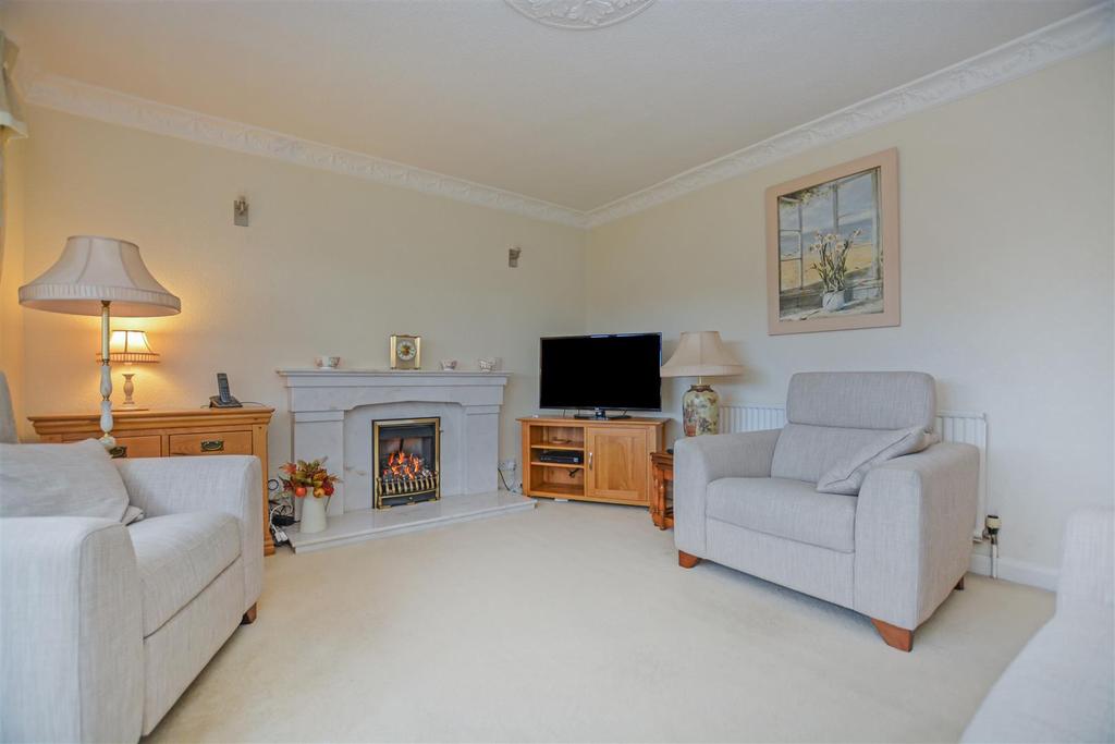 Tee Lane, BurtonUponStather, Scunthorpe 3 bed detached house £280,000