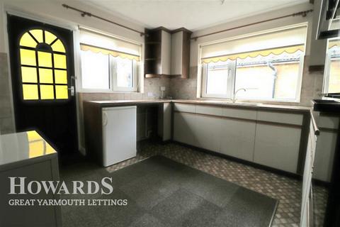 2 bedroom semi-detached house to rent, Scratby