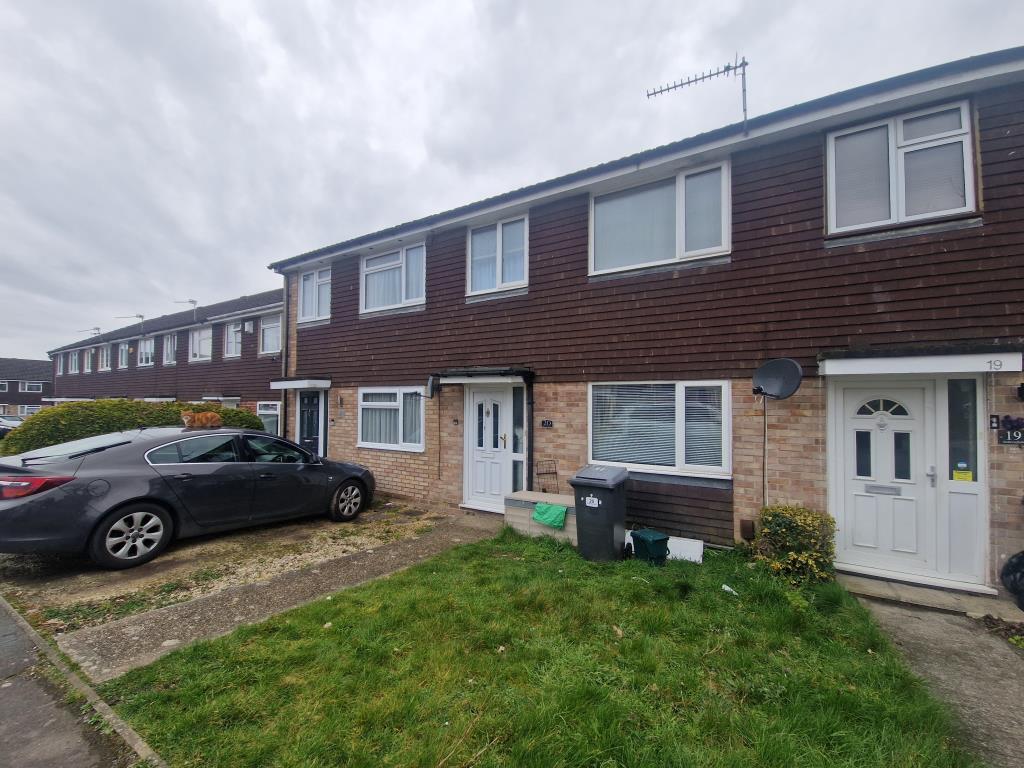 Robertsfield, Thatcham, RG19 3 bed terraced house £1,250 pcm (£288 pw)