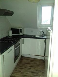 3 bedroom flat to rent, Tankerville Road